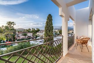 Maison jumelée à Aloha. Elegante casa adosada de cuatro dormitorios con jardín con orien