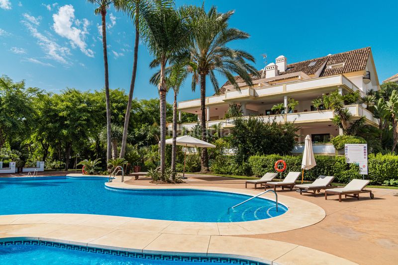 Foto 4c1bf408-1bc8-41a8-9fb4-ef6b87b17882. Àtic amb aparcament piscina a lomas de Marbella club Marbella