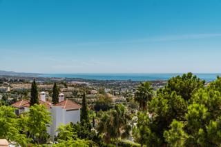 Zweistöckige Wohnung in La Quinta. Dúplex contemporáneo de tres dormitorios en la exclusiva comunid