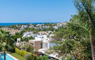 Casa a schiera in Lomas de Marbella Club. Luminosa casa adosada con cuatro dormitorios y vistas al mar en