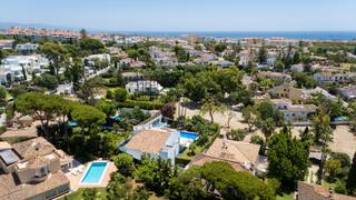 Casa a San Pedro de Alcántara Pueblo. Elegante villa contemporánea de cuatro dormitorios, orientación