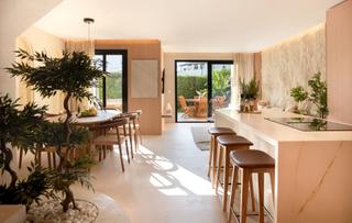 Maison jumelée à Puerto Banús. Lujosa casa adosada de cuatro dormitorios junto a la playa con p