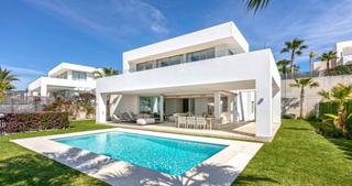 Casa en Río Real. Villa de tres dormitorios en finca de marbella, rio real