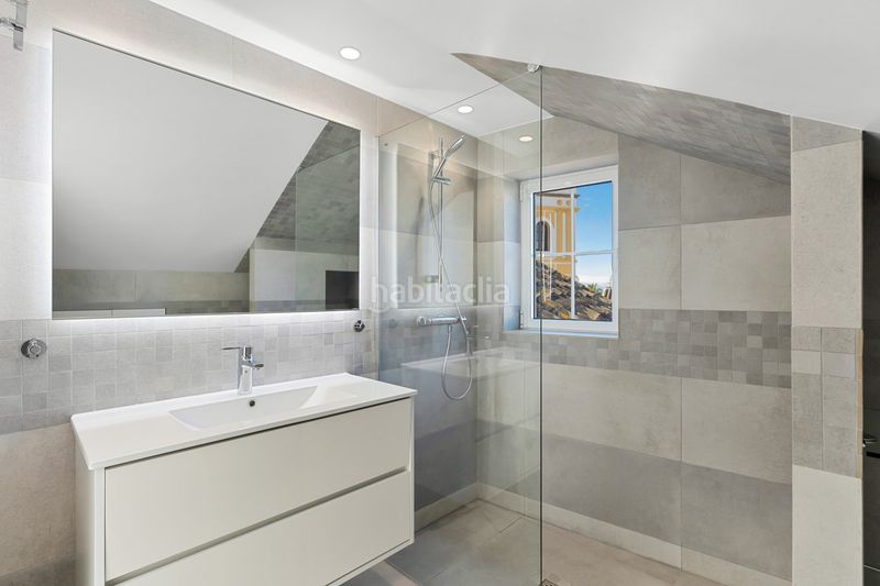 Foto 1414e3a7-840a-4b5d-9780-cdcf540c6564. Casa adossada amb aparcament piscina a Nagüeles Alto Marbella