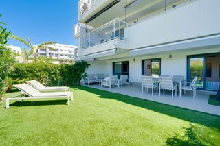 Ground floor in La Cala Mijas. Hermoso apartamento de dos dormitorios en planta baja con jardín