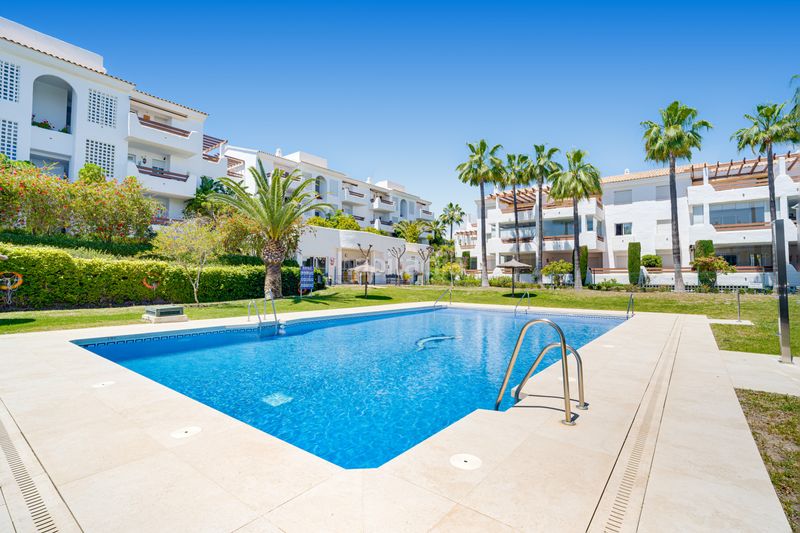 Foto 18638346-8654-48e5-9525-ff90a562f8ae. Apartament amb aparcament piscina a La Concha - Resina Golf Estepona