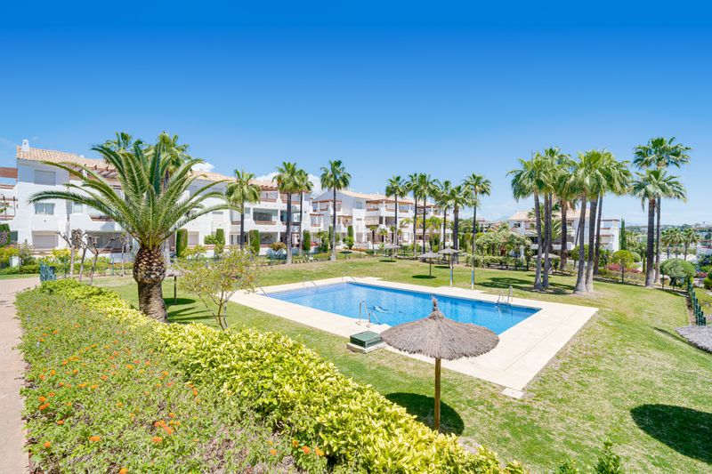 Foto 6ec28133-1175-4ce7-a010-d739d87df01c. Apartament amb aparcament piscina a La Concha - Resina Golf Estepona