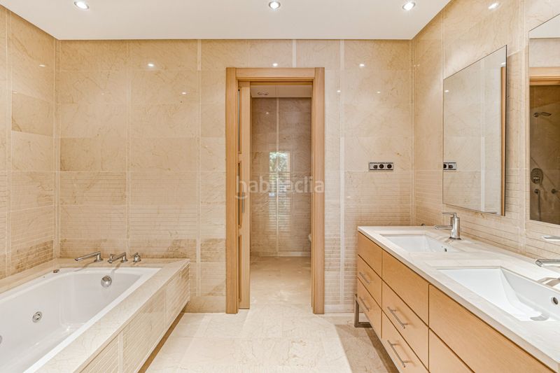 Foto 1f0b7489-d05d-4cf2-95db-46bb9af421c4. Planta baixa amb aparcament piscina a Sierra Blanca Marbella