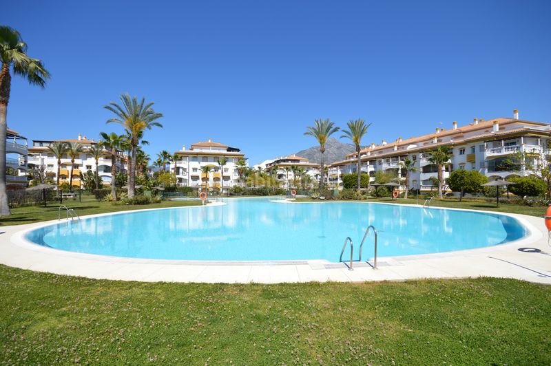 Foto 093024bd-ba46-494a-b8eb-2b04619f0ee5. Apartament amb aparcament piscina a La Dama de Noche - La Alzambra Marbella