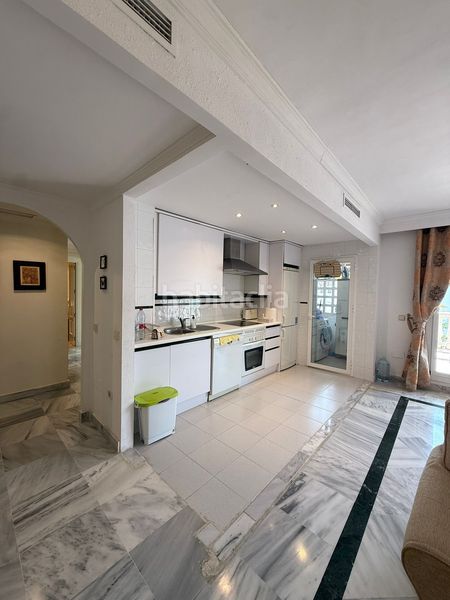 Foto 706ee7b3-b2c4-45ea-ba48-53bd68b98ad9. Apartament amb aparcament piscina a La Dama de Noche - La Alzambra Marbella