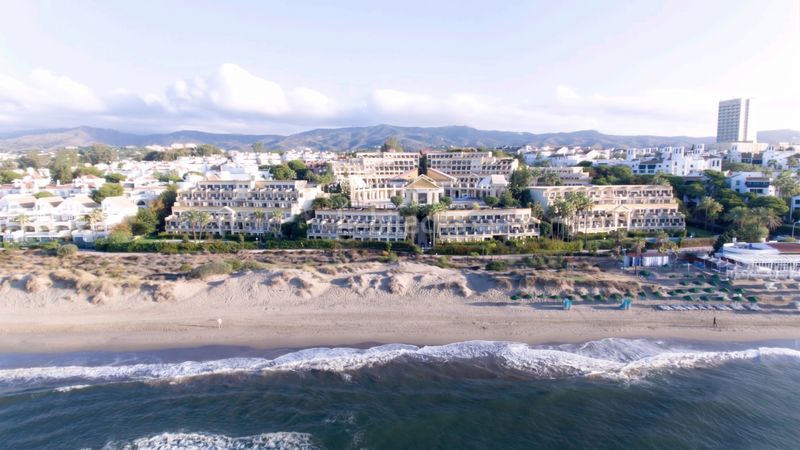 Foto fb609dff-3498-4af6-8944-6fed77a57ff5. Planta baixa amb aparcament piscina a Romana Playa Marbella