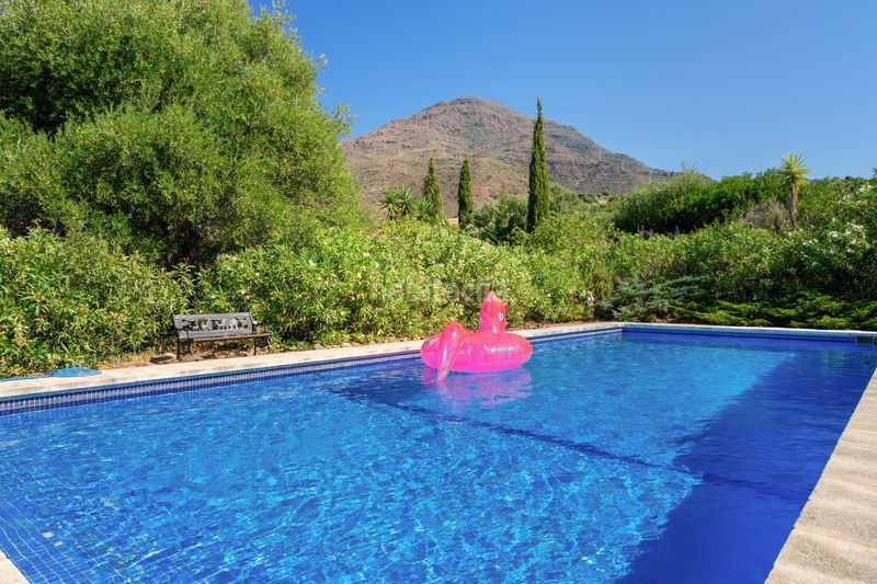 Foto 1ab00af9-d4b1-42f2-8e1f-f7b6f3f9f418. Casa amb aparcament piscina a altos de Estepona Estepona