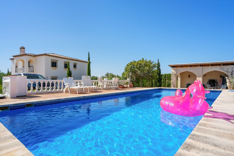 Foto 428bffe5-745a-46f2-9b36-41dec72fdbba. Casa amb aparcament piscina a altos de Estepona Estepona
