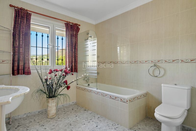 Foto bc8f5e6c-0617-40d4-a7e4-c1c9c47eb692. Casa amb aparcament piscina a altos de Estepona Estepona