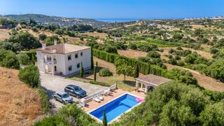 Casa a Altos de Estepona. Hermoso , cuatro dormitorios, ladera casa situada en pedregales,