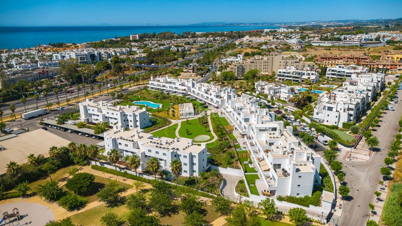 Foto 421d01b2-04ef-4436-8dba-9ec6bbe7b095. Apartament amb aparcament piscina a Bel - Air Estepona