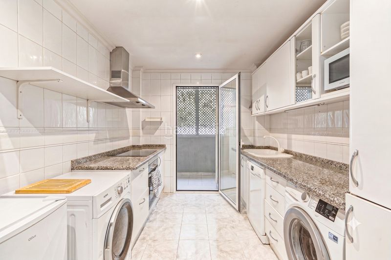 Foto f1e8685a-333a-4beb-bf8e-82099d7f276a. Planta baixa amb aparcament piscina a Elviria Marbella
