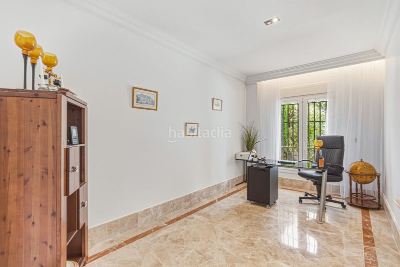 Foto 2e904934-0213-4129-9442-d665ebd3d54c. Casa amb aparcament piscina a Elviria Marbella