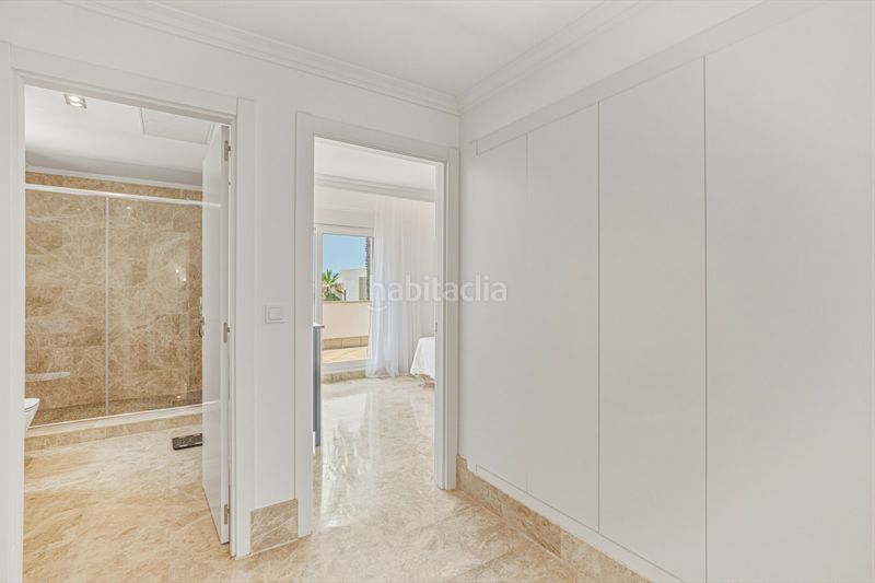 Foto 3a1d0cb6-6cf8-4785-8944-301e3ea19a33. Casa amb aparcament piscina a Elviria Marbella