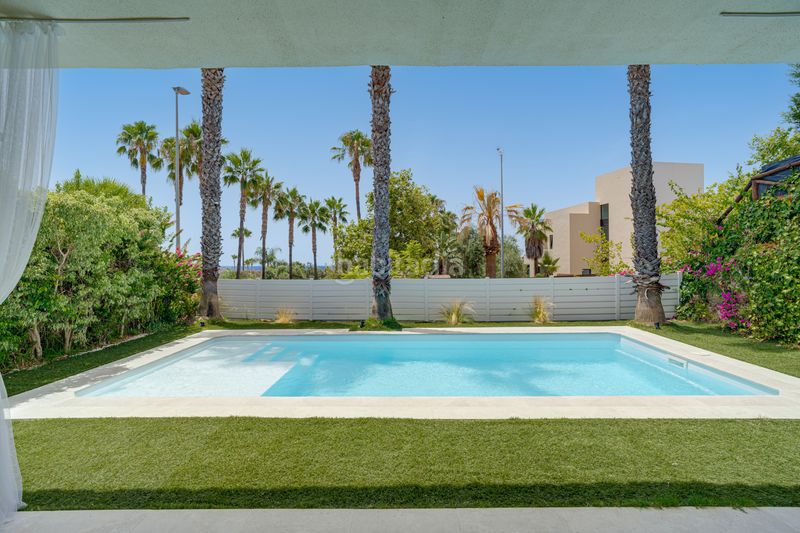 Foto 87a7038d-12eb-4e40-a351-10dcdecb9c5c. Casa amb aparcament piscina a Elviria Marbella