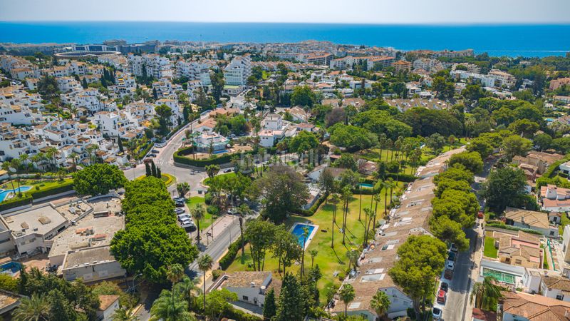 Foto b7617589-ad24-4510-88c3-6623f7e49c0a. Casa amb aparcament piscina a Nueva Andalucía centro Marbella