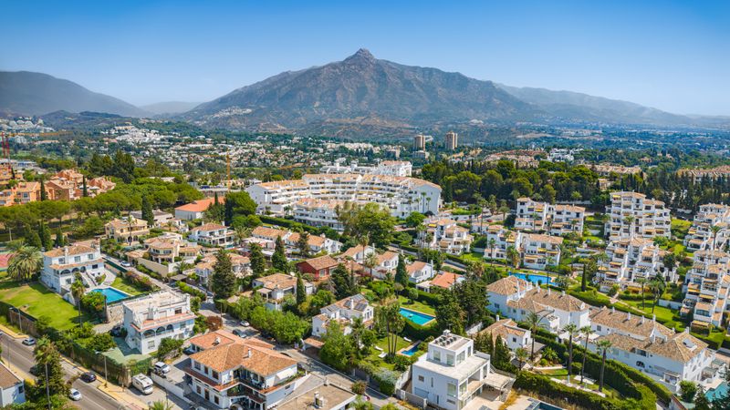 Foto ead0a5ab-c4c0-4bae-9add-d2313b2d6443. Casa amb aparcament piscina a Nueva Andalucía centro Marbella