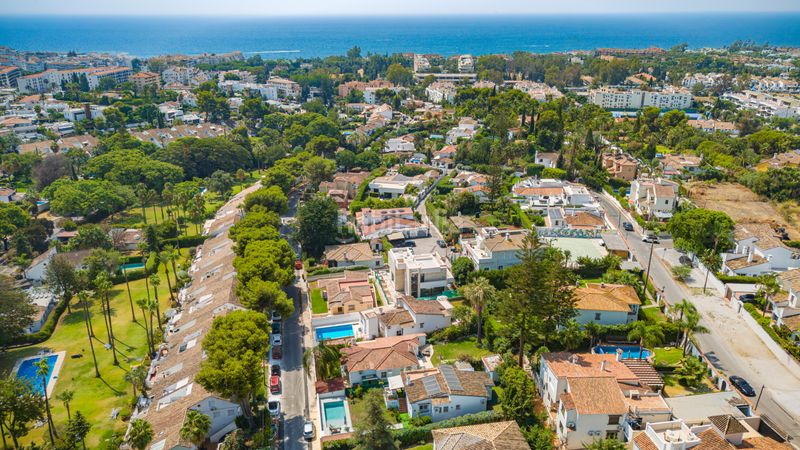 Foto f10b962e-602f-4307-b399-806efc5299bc. Casa amb aparcament piscina a Nueva Andalucía centro Marbella