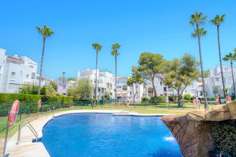 Foto e9896557-c149-4857-9df6-2003cef3e5a0. Àtic amb piscina a Elviria Marbella