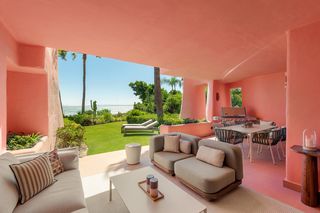 Ground floor in Guadalmansa. Precioso apartamento en planta baja de tres dormitorios en prime