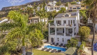 Haus in Istán. Impresionante villa totalmente reformada de 4 dormitorios con vi