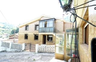 Casa  Marrón. Ampuero cantabria casa pareada con finca garaje txoco cocina de