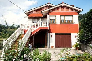 Casa  Barros 12. Venta de casa independiente con jardín y garaje en cantabrialos