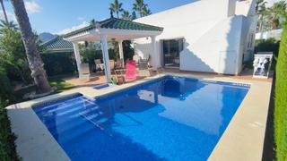 Casa en San Juan de los Terreros. Villa de 3 dormitorios con piscina privada y vistas al mar