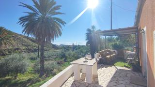 Casa a San Juan de los Terreros. Casa muy amplia, insonorizada y con más de 150.000m2 de parcelas