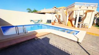 Chalet à San Juan de los Terreros. Villa independiente con piscina privada, 3 dormitorios y soláriu