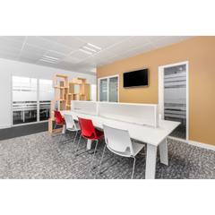 Alquiler Oficina en Avenida fuente de la mora 9. Disfrute de acceso con todo incluido a espacios de coworking en