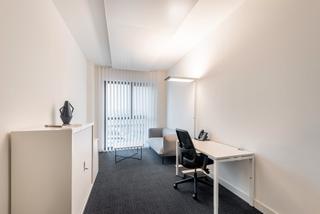 Rent Office space in Avenida de juan pablo ii 35. Acceso con todo incluido a oficinas en torre aragonia
