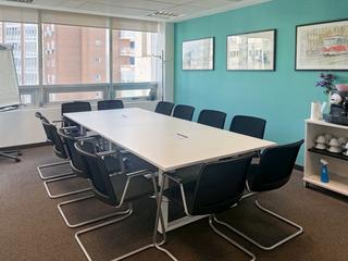 Rent Office space in Calle de molina 39. Encuentre un espacio de oficinas en maría de molina para 4 perso