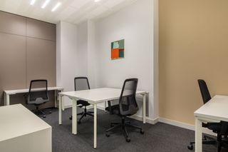Rent Office space in Calle de las barcas 2. Disfrute de acceso a oficinas privadas profesionales con todo in