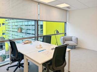 Rent Office space in Calle de santa leonor 65. Encuentra una oficina en avalon para 2 personas lista para empez