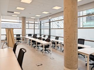 Rent Office space in Calle de santa leonor 65. Oficina de espacio abierto con diseño atractivo para 10 personas