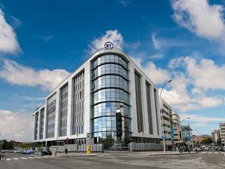 Affitto Ufficio in Calle de isabel colbrand 6. Disfrute de acceso a oficinas privadas profesionales con todo in