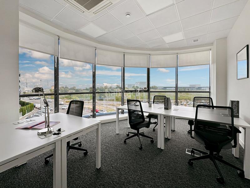 Foto f84d9835-dd6c-400b-be15-1570e59831d8. Rent office space in calle de isabel colbrand 6 in Madrid