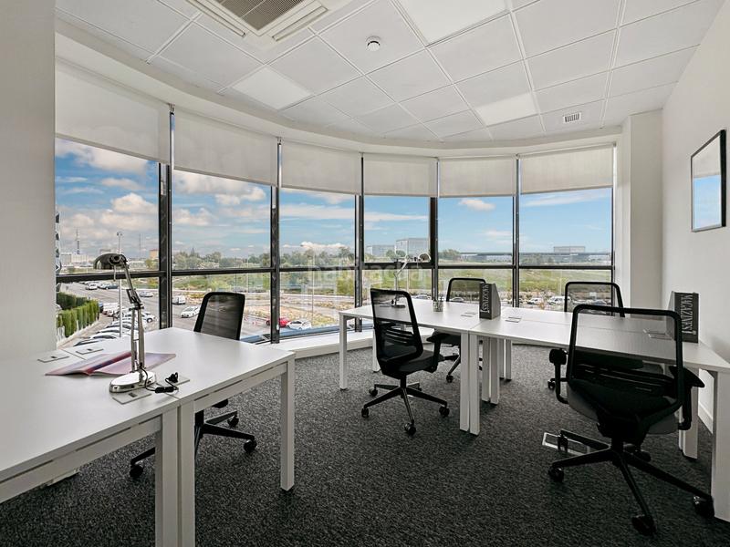 Foto eebab4d7-ea53-43c8-9473-6aaf1962120c. Rent office space in calle de isabel colbrand 6 in Madrid