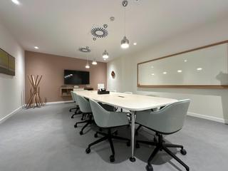 Alquiler Oficina en Avenida de manoteras 12. Oficina de espacio abierto con diseño atractivo para 10 personas