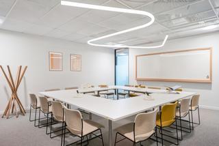 Location Bureau à Carrer de monsenyor palmer 1. Oficina de diseño para 5 personas en spaces palma, marina