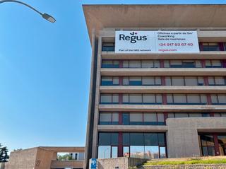 Alquiler Oficina en Avenida de la hispanidad 6. Disfrute de oficinas privadas profesionales en alquiler con todo
