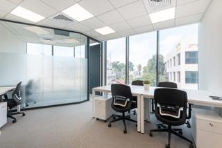 Alquiler Oficina en Passeig de la zona franca 105. Oficina privada con todos los servicios incluidos para ti y tu e
