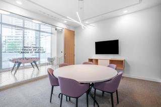 Rent Office space in Passeig de la zona franca 105. Acceso diario las 24 horas a una oficina de espacio abierto para