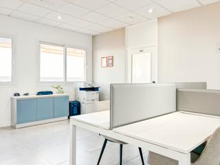 Alquiler Oficina en Avenida de emilio lemos 2. Reserve un sitio de coworking o un escritorio disponible en sevi